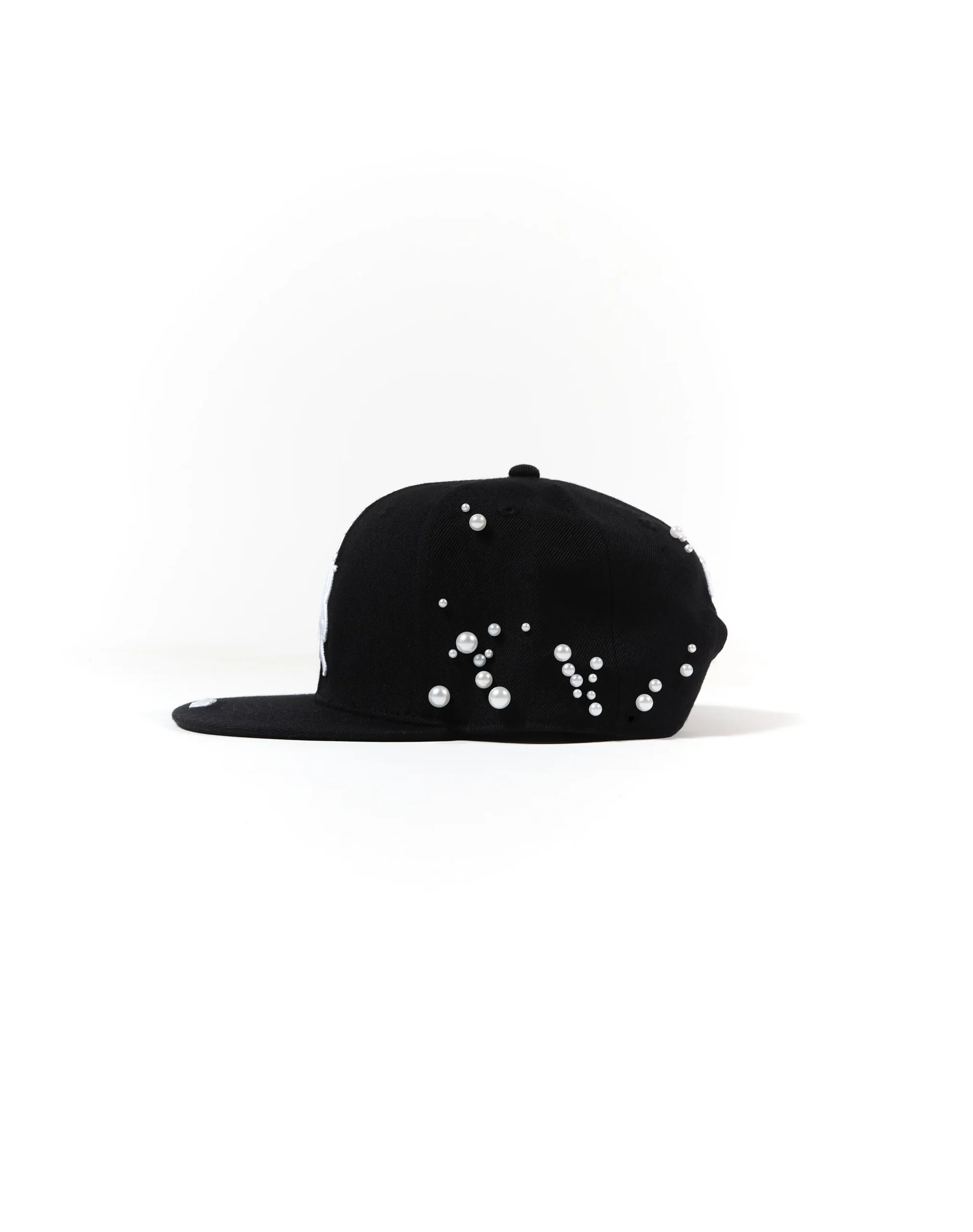 Cappello con ricami 3D e perle rivettate - immagine 3