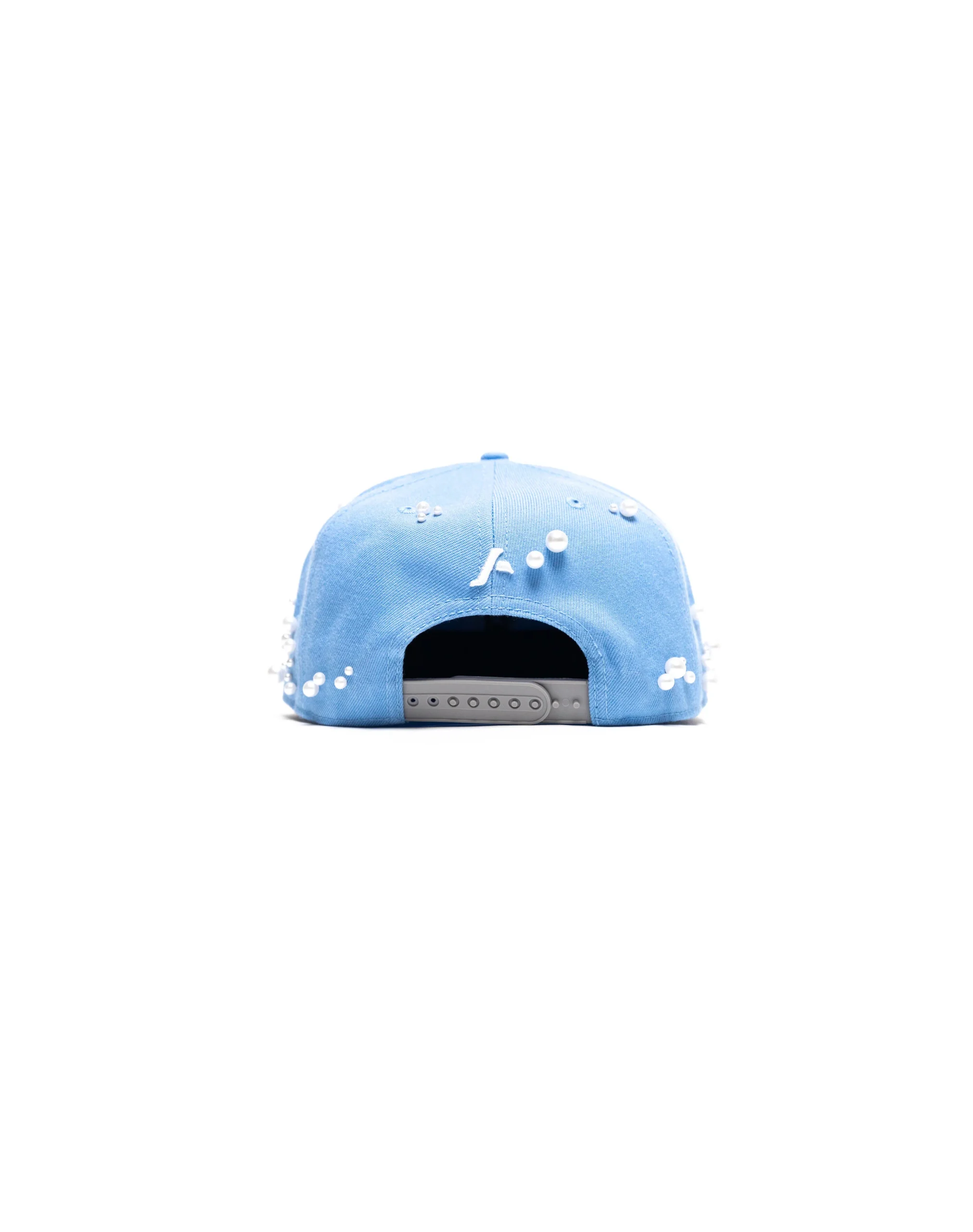 Cappello con ricami 3D, perle e mezze perle applicate - immagine 5