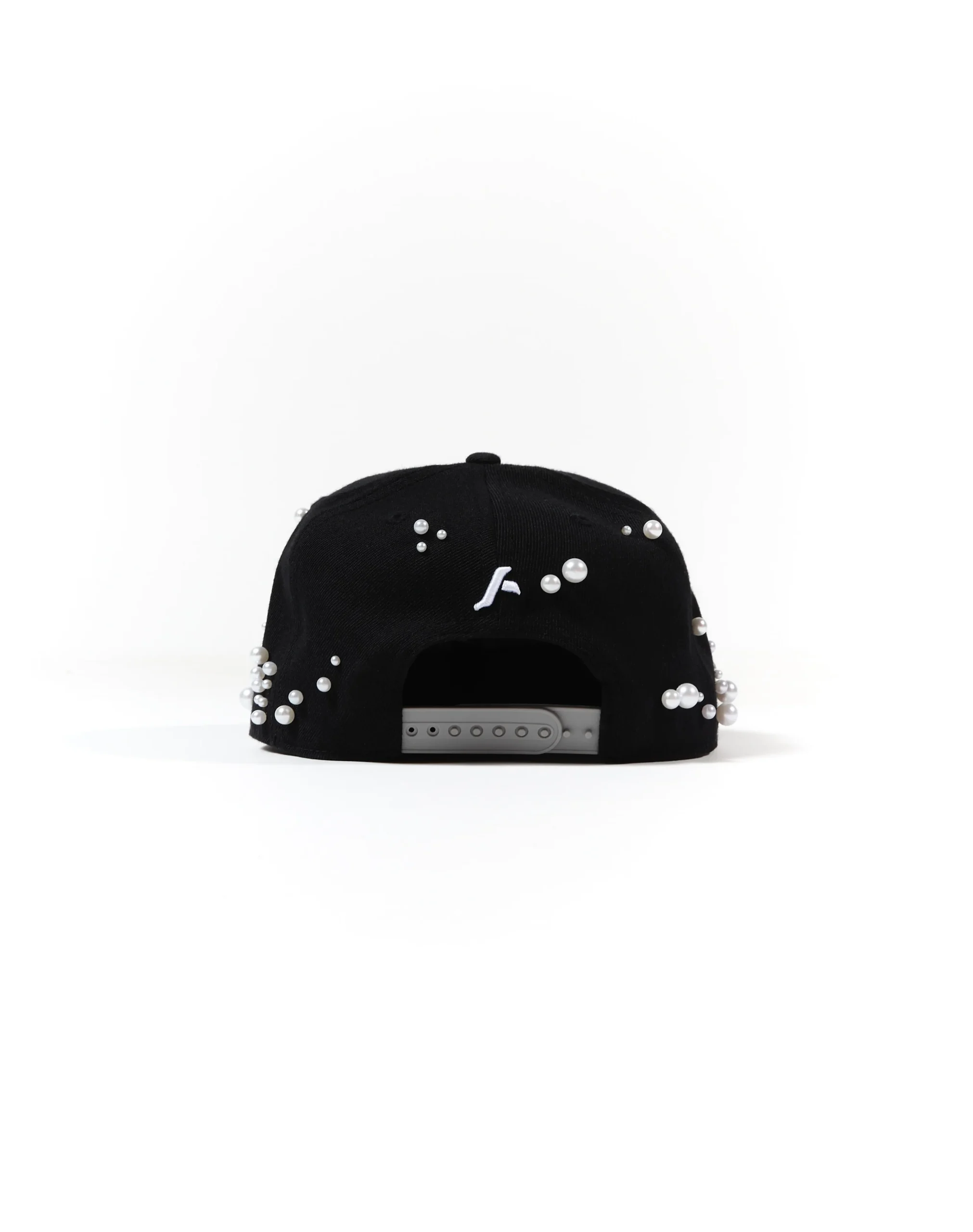 Cappello con ricami 3D e perle rivettate - immagine 5