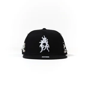 Cappello con ricami 3D e perle rivettate