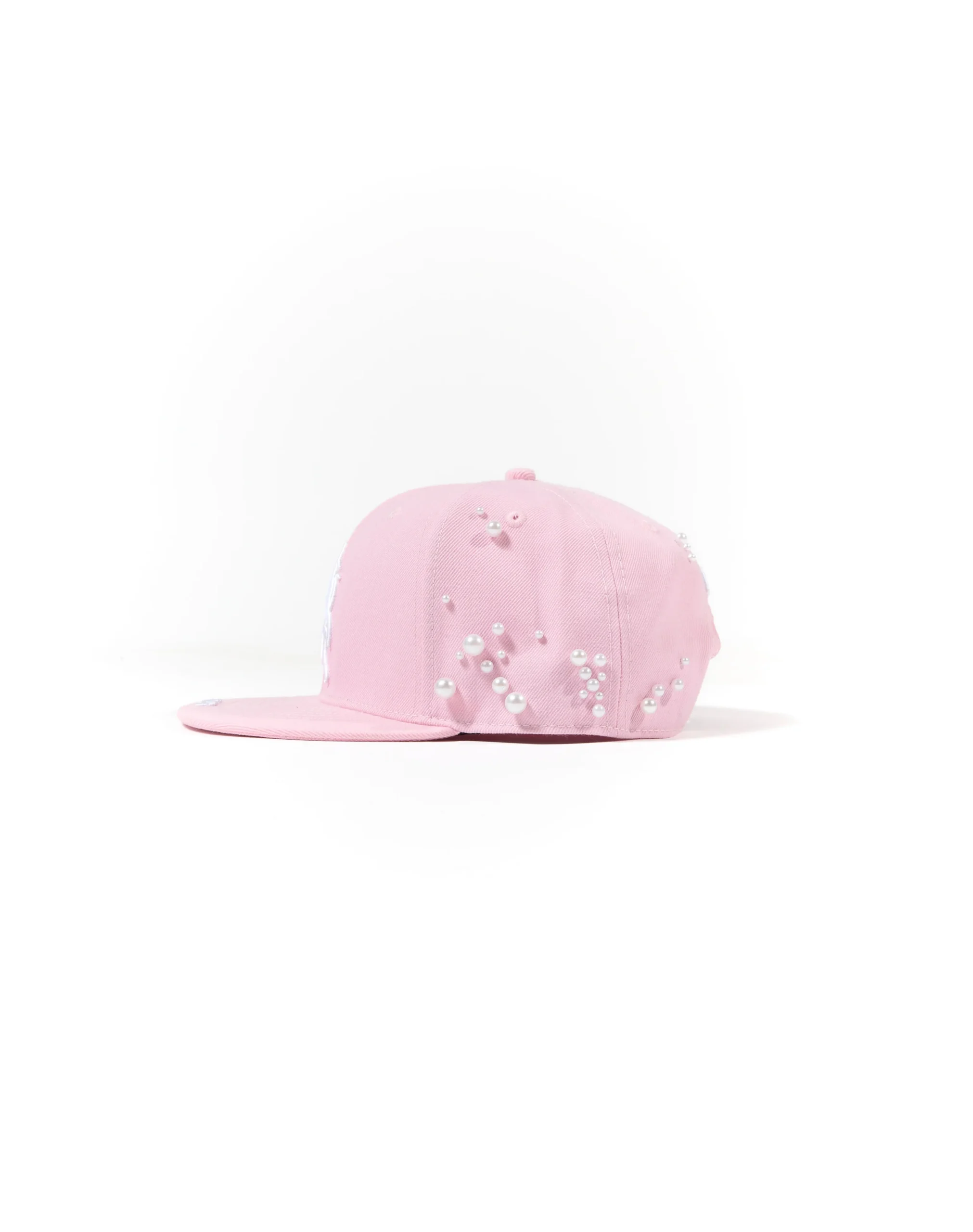Cappello con ricami 3D e perle rivettate - immagine 3