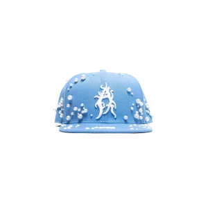 Cappello con ricami 3D, perle e mezze perle applicate